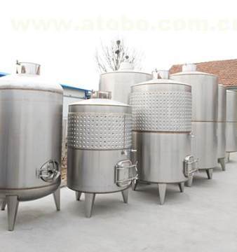 肇慶果酒發(fā)酵桶釀酒設(shè)備_諸城酒莊釀酒設(shè)備